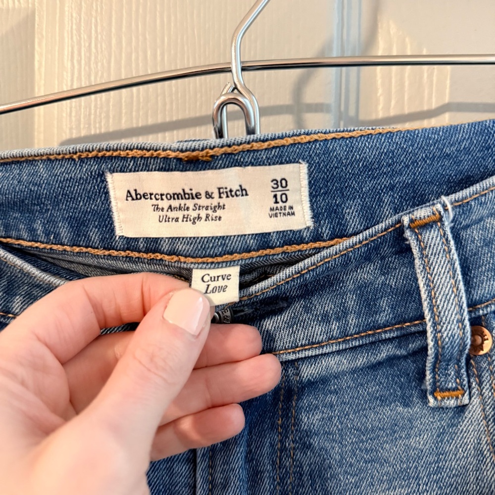 Abercrombie & Fitch Curve Live Ultra High Rise Ankle Straight Jeans - Picture 3 of 3